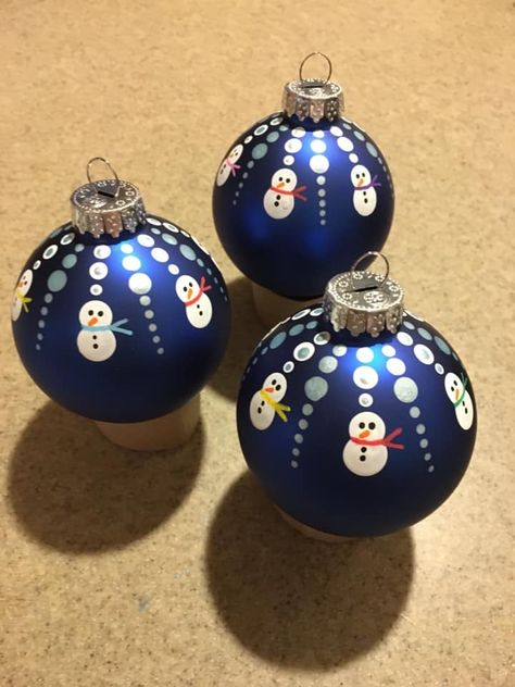 Painting Snowman, Crafts Christmas Ornaments, Mandala Dot Painting, Hand Painted Bauble, Handpainted Christmas Ornaments, Christmas Mandala, Christmas Globes, Ornaments Homemade, Painted Christmas Ornaments