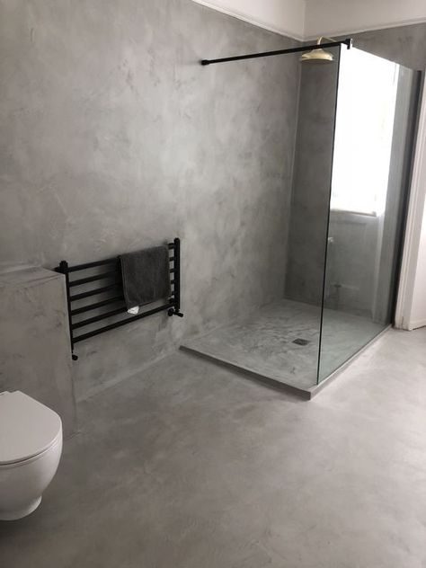 Microcement Bathroom, Concrete Bathroom Design, Cement Bathroom, Minimalist Bathroom Design, Concrete Interiors, Polished Plaster, Concrete Bathroom, Bad Design, Minimalist Bathroom