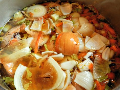 This “raft” of vegetation will clarify the soup without skimming or fussing Ham Stock, Pho Ga, Chicken Broth Recipes, Pho Soup, Stock Recipes, Homemade Chicken Stock, Turkey Broth, Best Turkey, Broth Recipes