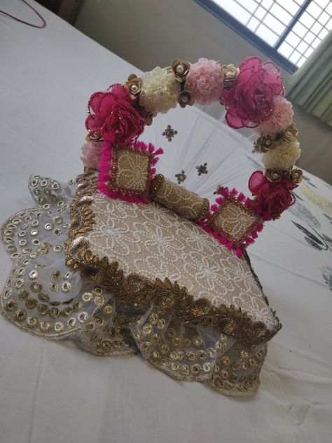 Kahna Ji Jhula Decoration, Jhula For Kanha Ji, Kanha Ji Singhasan Design, Aasan For Ladoo Gopal, Krishn Ji Jhula Decoration, Singhasan For Ladoo Gopal, Krishna Jhula Decoration Ideas, Ladu Gopal Jhula Decoration, Laddu Gopal Bed