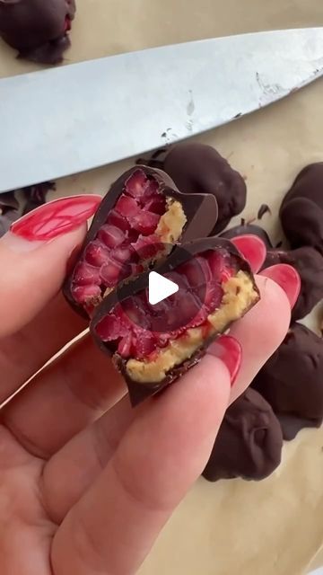 ihartnutrition su January 25, 2024: "Have you tried the 3 ingredient Viral chocolate raspberry PB bites ?! 🍫🥜 👉🏻 save for the easiest + healthiest dessert! Thank you @londonbruncher for this epic recipe. Will be keeping a stash in my freezer at all times! Anyone else a peanut butter lover?! Recipe: 1. Line a plate with parchment 2. Flatten raspberries with a fork 3. Add a small dollop of peanut butter to each raspberry + freeze for 30 min 4. Dip in melted chocolate, freeze another 15 min Dessert Bark, 3 Ingredient Recipes, Healthy Desserts Easy, Peanut Butter Lovers, Melted Chocolate, Natural Peanut Butter, January 25, Chocolate Raspberry, 3 Ingredient