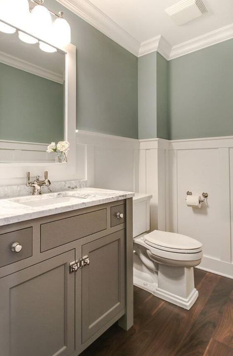 Bathroom Wainscoting Ideas, Makeover Kamar Mandi, Tranquil Bathroom, Wainscoting Bathroom, White Wainscoting, Mold In Bathroom, Pictures Tips, Interior Minimalista, Diy Bathroom Remodel