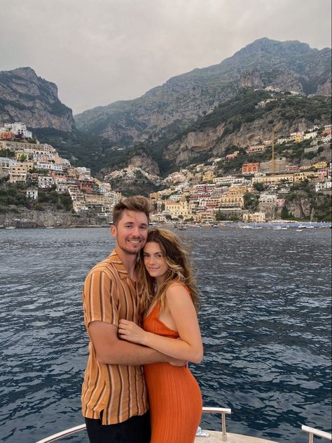 Italian Summer Couple, Europe Couple Pictures, Summer Dresses Italy, Italian Couple Aesthetic, Italian Boyfriend Aesthetic, Italy Couple Aesthetic, Picture Ideas Summer, Europe Fits, Italy Positano