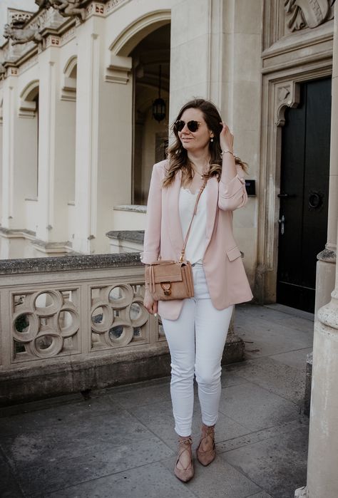 White And Pink Outfit, Blazer Outfit Casual, Blazer Embroidery, Off White Outfit, Chic Outfit Casual, Outfit Casual Chic, Jeans Blouse, White Pants Outfit, Off White Pants