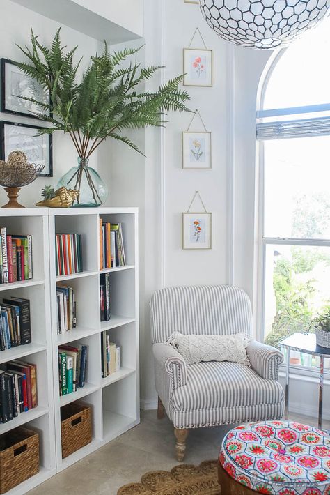 White reading nook with moulding and Ikea bookshelves - library with bookcases and plants Home Library Rooms, Ikea Bookshelves, Ikea Shelves, Home Library Design, Bookshelf Design, Bookshelves Diy, Home Library, Book Shelf, Reading Nook