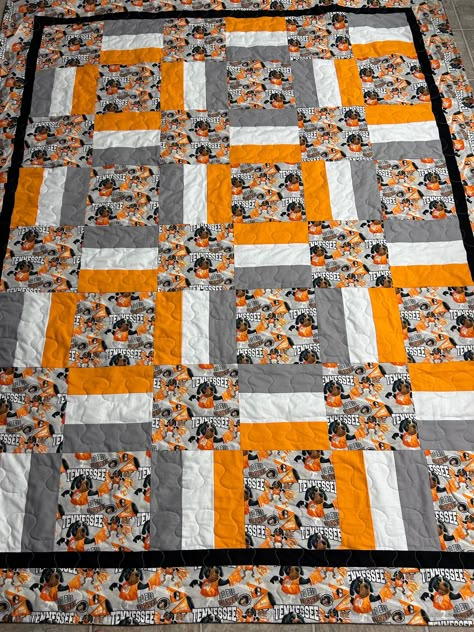 Alabama Quilt, Beginner Quilt Patterns Free, 3 Yard Quilts, Football Quilt, Sports Quilts, Quilt Pictures, Orange Quilt, Fall Sewing, Quilt Square Patterns