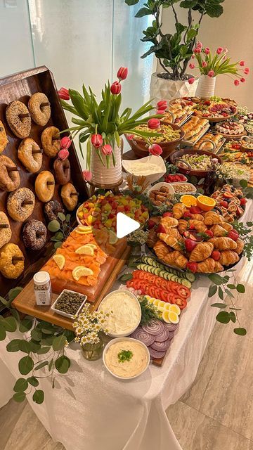 Brunch Girls Party, Girls Brunch Ideas At Home, Brunch Bar Ideas Food, Brunch Food Table, Brunch Themed Baby Shower Ideas, Girls Brunch Ideas, Baby Brunch Shower Ideas, Brunch Theme Ideas, Brunch Baby Shower Food