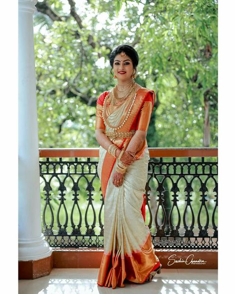 Engagement Couple Dress, Kerala Hindu Bride, Party Wear Maxi Dresses, Kerala Wedding Saree, South Indian Wedding Saree, Engagement Saree, Latest Bridal Blouse Designs, Bridal Sarees South Indian, Simple Saree Designs