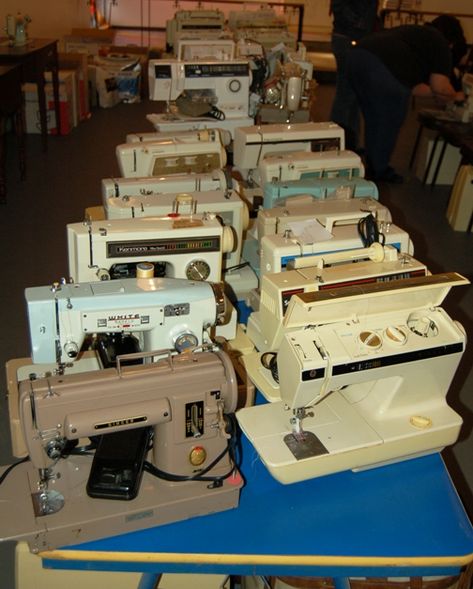 Machine Project, Summer Sewing Projects, Sewing Machine Repair, Sewing Machine Thread, Sewing Equipment, Sewing Machine Projects, Old Sewing Machines, Dollar Store Organizing, Vintage Sewing Machine