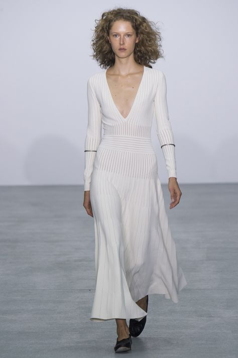 Barbara Casasola Spring 2017 Ready-to-Wear Collection Photos - Vogue Barbara Casasola, Minimal Dress, Stylish Summer Outfits, Knitwear Fashion, White Party, Runway Collection, Spring Summer 2017, Spring 2017, White Fashion