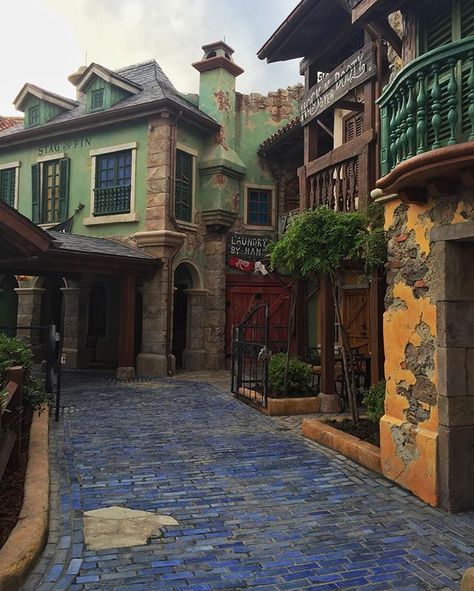 Shanghai Disneyland. Pirate village Pirate Village, Pirate Town, Pirate Images, Pirate Props, Shanghai Disneyland, Planet Coaster, Walt Disney Imagineering, Disney Imagineering, Shanghai Disney Resort