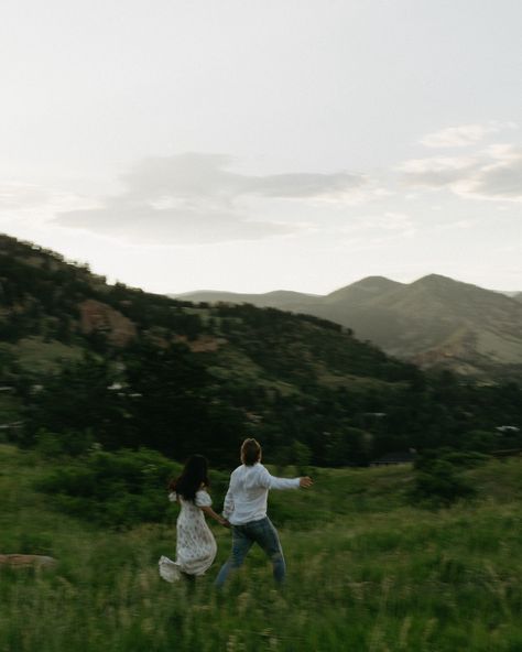 From the mountain top, to the open fields. There’s something truly special about Colorado and its vast beauty that I love shooting in. Plus, the couples I get to work with here are truly incredible. This one is for the books ✨ #777luckyfish #dirtybootsmessyhair #bouldercolorado #coupleshoot #authenticlovemag #nycphotographer #newyorkphotographer #storytelling #loveandwildhearts #couplesphotoshoot #mdelpresets I New York Photographer, New York City Photographer, Colorado, Colorado Photograph... Fall Wedding Engagement Pictures, Pre Wedding Mountain, Mountain Couple Aesthetic, Couples Mountain Photoshoot, Mountain Couple Photoshoot, Prewedding Photography Casual, Mountains Photoshoot, Smoky Mountains Photography, Pregnancy Lifestyle