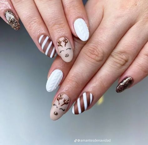 Christmas Nails Present, Nude Christmas Nails, Painted Reindeer, Graffiti Nails, Winter Nail Ideas, La Christmas, Festive Nails, Christmas At Home, Glitter Snowflakes