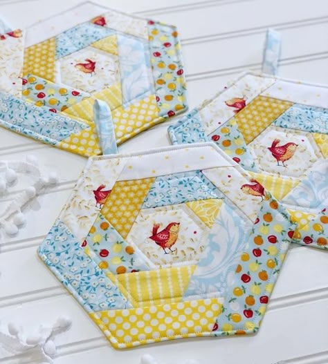 Quilted Potholder Pattern, Bird Fabric, Mug Rug Patterns, Quilted Potholders, Potholder Patterns, Place Mats Quilted, Fabric Boxes, Log Cabin Quilt, Hexagon Quilt