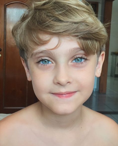 Cabelos estilosos de meninos Meredith Grey, Blonde Boys, Boys Summer Outfits, Model Aesthetic, Aesthetic Eyes, Boy Hairstyles, Beautiful Eyes, Blue Eyes, Mens Hairstyles