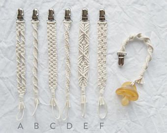 Diy Macrame Wall Hanging, Macrame Baby, Baby Clips, Baby Kleidung, Makramee Diy, Baby Pacifier Clip, Pacifier Clips, Dummy Clips, Baby Diy