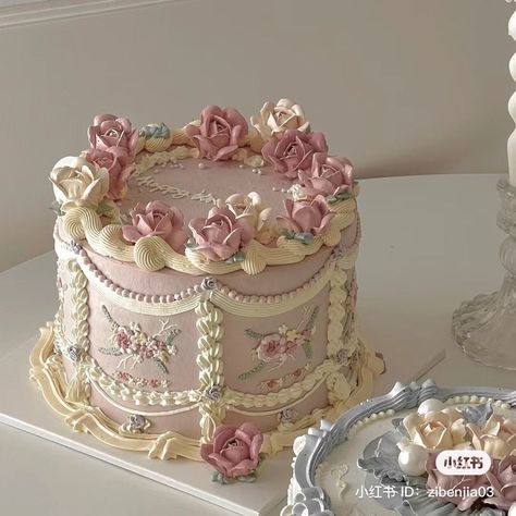 Coquette Cake 2 Tier, Marie Antoinette Cake Inspiration, Bridgerton Inspired Cake, Floral Vintage Cake, Bridgerton Themed Cake, Bridgeton Cake, Victorian Cakes Vintage, Bridgerton Cake Ideas, Bridgerton Birthday Cake