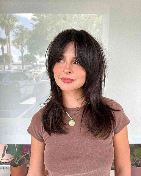 Layer For Straight Hair, Latina Shag Haircut, Layered Shag With Fringe Straight Hair, Shag Haircuts Straight Hair, Long Strait Hair Haircuts, Shaggy Medium Hair With Bangs Round Face, Shag Hair No Bangs, Baby Shag Haircut, Shaggy Lob With Bangs Round Faces Long