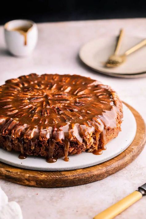 Pecan Upside Down Cake Recipe Pecan Upside Down Cake Recipe, Caramel Pecan Topping, Pecan Upside Down Cake, Paris Desserts, Caramelized Pecans, Sweet Potato Pound Cake, Showstopper Dessert, Upside Down Cake Recipe, Showstopper Cakes