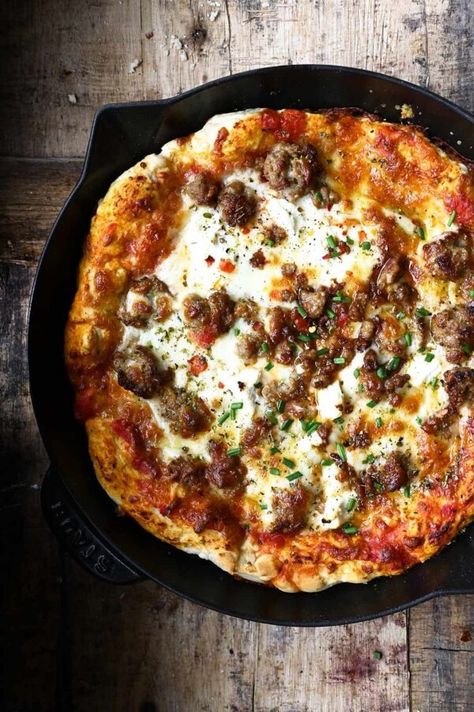 Easy Sausage Cast Iron Skillet Pizza Pizza Meatballs, Iron Skillet Pizza, Italian Sausage Pizza, Cast Iron Skillet Pizza, Pizza Easy, Meatball Pizza, Cast Iron Pizza, Delicious Pizza Recipes, Pizza Italian