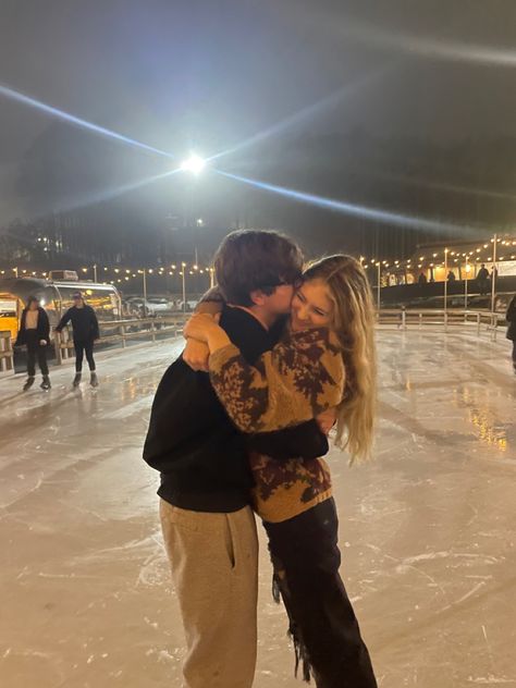 Cute Winter Couples, Collide Bal Khabarovsk, Winter Pictures With Boyfriend, Winter Boyfriend Aesthetic, Holidays With Boyfriend, Christmas Boyfriend Aesthetic, Christmas Boyfriend Pictures, Christmas Couples Aesthetics, Cute Photos With Boyfriend