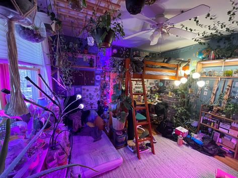 Chaotic Bedroom Ideas, Plantcore Bedroom, Maximalist Room, Hippie Bedroom Decor, Cottagecore Academia, Hangout Room, Dream Bedroom Inspiration, Cool Room Decor, Hippy Room