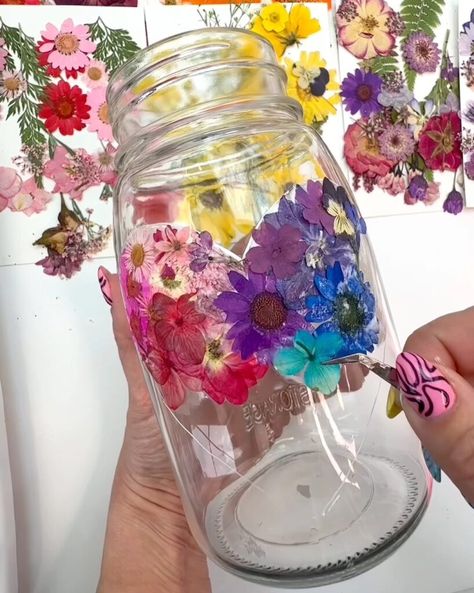 How to Make Pressed Flower Jars Mason Jar Modge Podge Diy, Pressed Flower Art Projects Diy Crafts, Modge Podge Dried Flowers, How To Decorate Mason Jars, How To Store Pressed Flowers, Pressed Flower Jars, Cute Mason Jar Ideas, Decoupage Vase, Mod Podge Glass