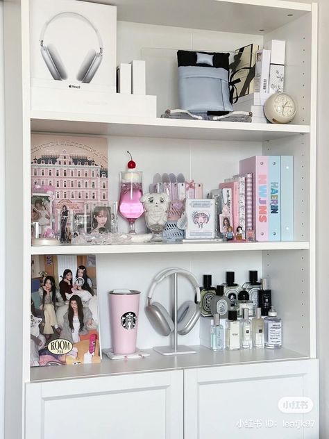 Kpop Albums Shelf, Home Shelf Decor, Home Shelf, Rooms Ideas, Pinterest Room Decor, Girly Room, Room Shelves, Room Desk, Cute Room Ideas