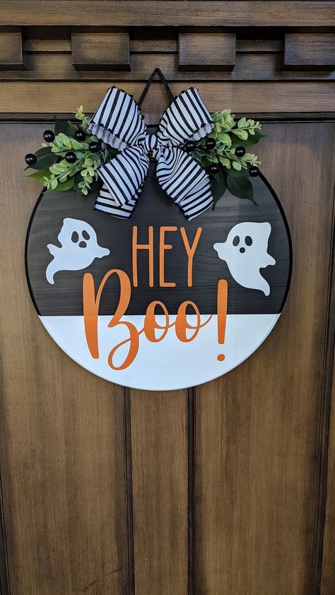 Round Fall Door Hangers, Fall Door Decorations Classroom, Door Hangers Fall, Door Decorations Fall, Fall Front Door Wreaths, Boo Halloween Sign, Halloween Door Hanger, Welcome Signs Front Door, Halloween Wood Signs