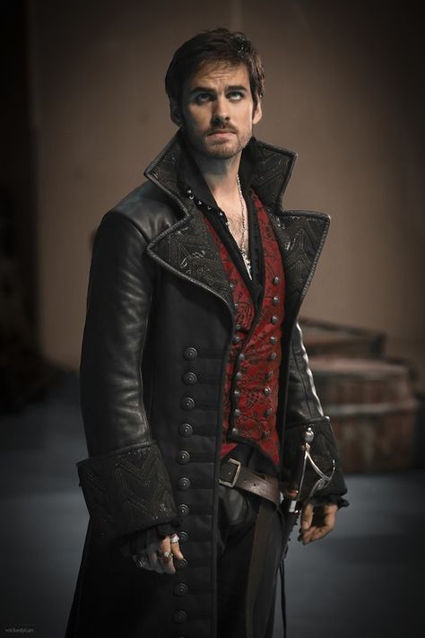 Can't get enough of frock coats. Blame it on Alan Breck for starting that fad :P Gothic Mode, Steampunk Men, Mode Steampunk, Steampunk Pirate, The Dark One, Killian Jones, Frock Coat, Colin O'donoghue, Steampunk Costume