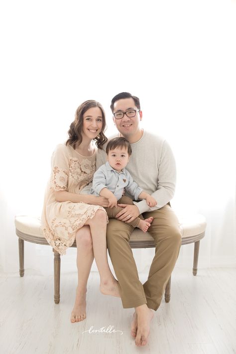 Family Potraits Idea With Baby, Family Of 3 Photoshoot Studio, Raya Ootd, Glam Family Photoshoot, Studio Family Portraits, Family Photo Studio, Family Potrait, First Family Photos, Family Portrait Outfits