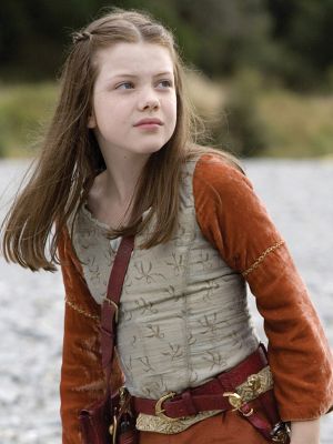 Prince Caspian Lucy Narnia Lucy, Narnia Costumes, Narnia Movies, Narnia Prince Caspian, Lucy Pevensie, Narnia 3, Georgie Henley, Outer Dress, Prince Caspian