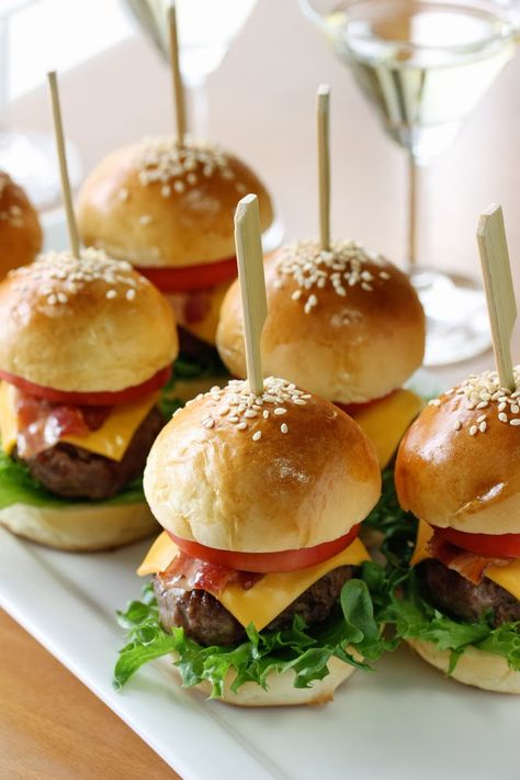 simple and super easy baby shower food ideas, dessert inspirations - mini beef tomato cheese lettuce burgers Baby Shower Food Easy, Baby Shower Appetizers, Wedding Finger Foods, Shower Appetizers, Mini Hamburger, Mini Hamburgers, Mini Burgers, Tomato And Cheese, Simple Baby Shower