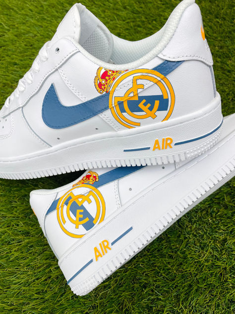 Discover the perfect Christmas gift for the Real Madrid enthusiast in your life - the bespoke Real Madrid x Nike Air Force 1 sneakers. Combining the legendary sportswear brand's classic silhouette with the club's signature colors and crest, these custom kicks are a stylish tribute to the Spanish giants. Customized Air Force 1, Air Force Custom, Nike Custom, Air Force 1 Sneakers, Air Nike, Football Christmas, Nike Air Force 1 Custom, Ronaldo Junior, Champion Sneakers