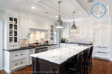 Like the contrasting countertops and the light fixtures Black Honed Granite, Popular Kitchen Designs, Honed Granite, Black Countertops, Beach House Kitchens, Countertop Design, Kitchen Gallery, Home Magazine, Up House