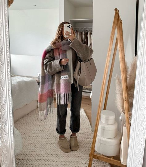 Outfit with Scarf, tasman ugg, sweater, big bag. Cute Winter Outfits With Scarf, Beige Scarf Outfit, Big Scarf Outfit, Ugg Tasman Outfit, Outfit With Uggs, Fall Board, Simple Winter Outfits, Cold Fashion, Winter Ootd