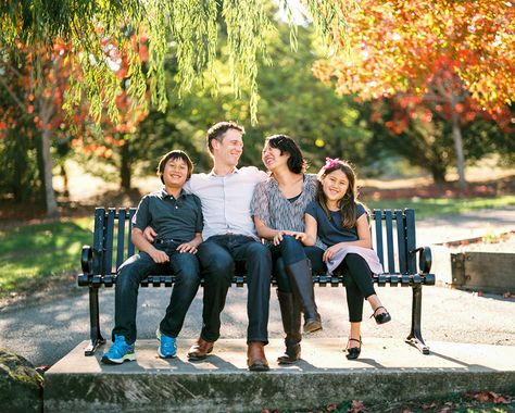 Urban Family Photography, Large Family Photos, Family Photoshoot Poses, Family Portrait Poses, Outdoor Family Photos, Family Picture Poses, Photography Poses Family, Family Photo Pose, Fall Family Pictures