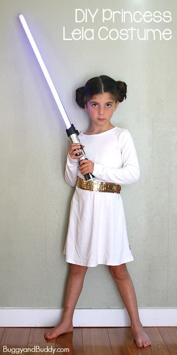 Easy DIY Princess Leia Costume! (Perfect for any Star Wars fan and can be worn on Halloween or for dress up play!) ~ BuggyandBuddy.com Diy Princess Leia Costume, Easy Star Wars Costumes, Princess Leia Costume Diy, Star Wars Costumes Diy, Disney Princess Halloween Costumes, Diy Fantasia, Disney Princess Halloween, Princess Leia Costume, Costume Carnaval