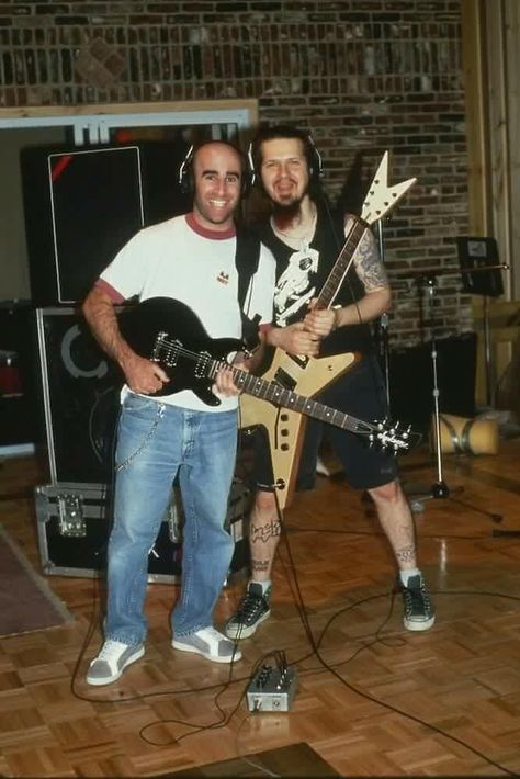 Scott & Dime Dimebag Darrell Guitar, Dimebag Darrel, Scott Ian, Vinnie Paul, In Love With Music, Metal Horns, Dimebag Darrell, Playing The Guitar, Best Guitarist