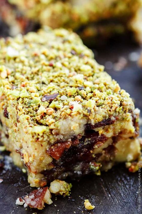 No Bake Dessert Bars, Date Desserts, Bars With Dates, Moroccan Desserts, Dates Stuffed, Buttery Cookie, Mediterranean Desserts, Dessert Squares, Deserts Easy