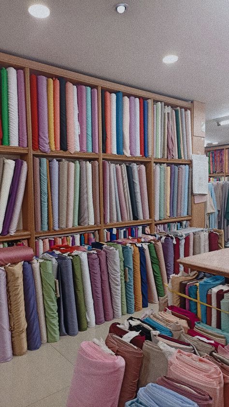 Fabric Store Aesthetic, Fashion Designer Studio Workspaces Sewing Rooms, Tailoring Accessories, Beautiful Houses Inside, Fabric Shop Display, Sewing Aesthetic, Fabric Store Design, Dress Patterns Diy, Fabric Shopping