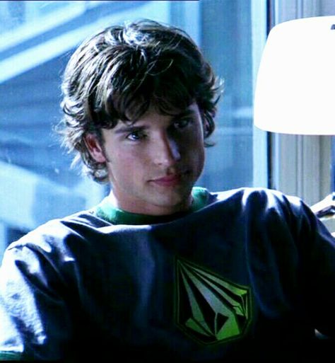 Red Kryptonite Clark, Clark Kent Smallville Red Kryptonite, Tom Welling Clark Kent, Tom Welling 2000s, Young Tom Welling, Clark Kent Icon, Kent Clark, Clark Kent Smallville, Clark Smallville