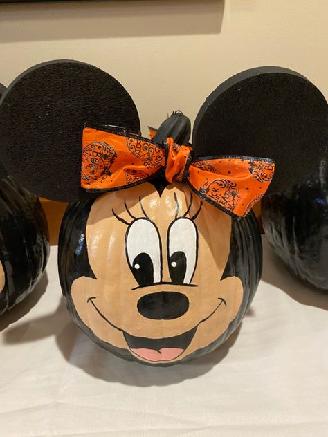 Pumpkin Decorating Character Ideas, Mini Mouse Pumpkin Painting Ideas, Minnie Mouse Painted Pumpkin, Minnie Pumpkin Painting, Minnie Mouse Pumpkin Painting, Mickey Mouse Pumpkin Painting, Mini Mouse Pumpkin, Star Wars Halloween Decorations, Minnie Pumpkin