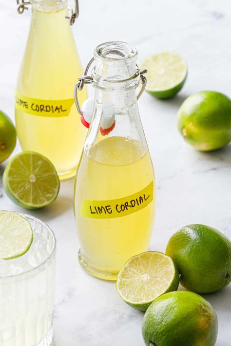 Swing-top bottles filled with Homemade Lime Cordial, labeled with green tape, with fresh limes scattered around. Lime Syrup Recipe, Fruit Syrup Recipe, Gin Gimlet, Gimlet Recipe, Cordial Recipe, Lime Drinks, Booze Drink, Simple Syrup Recipes, Lime Soda