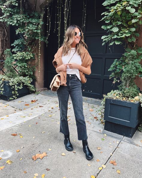 Nice Casual Outfits, Best Black Jeans, Brown Chelsea Boots Outfit, Chelsea Boot Outfits Women, Black Jeans Outfits, Black Booties Outfit, Style Black Jeans, The Sister Studio, Sister Studio