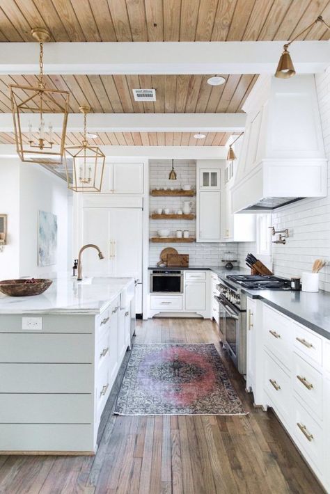 Gorgeous White Kitchen, White Beams, Plank Ceiling, Classic White Kitchen, Kitchen Ceiling, Classic Kitchen, Wooden Ceilings, Style Deco, Kitchen Trends