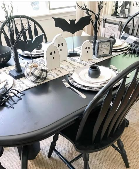 Dekorasi Halloween, Halloween Kitchen Decor, Halloween Tablescape, Hallowen Ideas, Halloween Decor Diy, Farmhouse Halloween, Halloween Table Decorations, Adornos Halloween, Halloween Tattoo