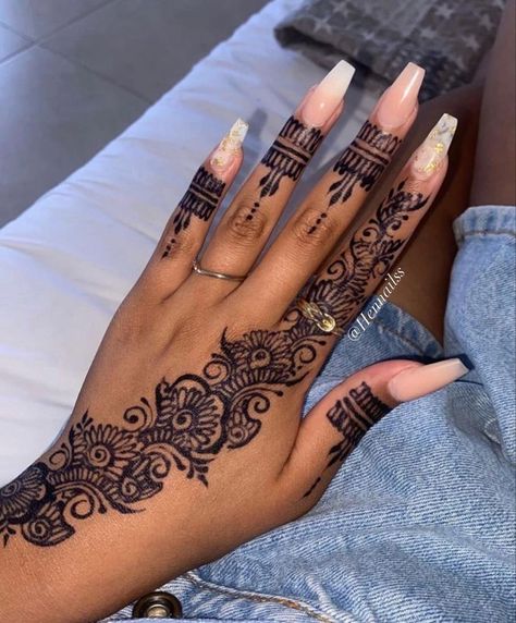 Épinglé par It's Me sur Henna/Mehndi en 2022 | Tatouage au henné, Tatouage henné main, Modèles tatouages au henné Cool Henna Tattoos, Henna Tattoo Design, Cute Henna Designs, Tattoos Henna, Cute Henna Tattoos, Jagua Henna, Henna Style Tattoos, Henna Nails, Henna Inspired Tattoos