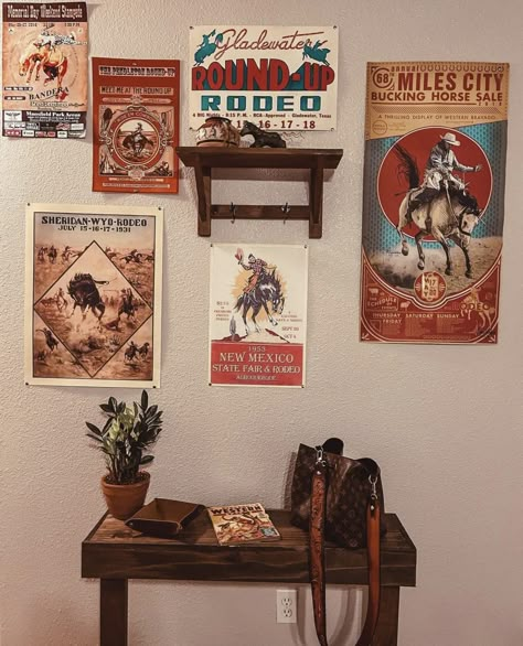 Western Vintage Home Decor, Western Americana Decor, Colorful Western Bedroom, Cowboy Home Aesthetic, Vintage Western Aesthetic Home, Vintage Cowboy Home Decor, 70s Western Decor, Maximalist Western Decor, Vintage Cowgirl Bedroom