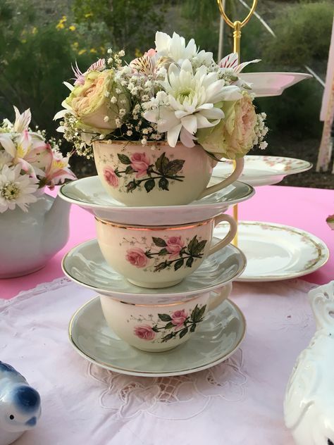 Tea Set Centerpiece, Flowers In Tea Cups, Teapot Arrangements, Tea Party Cake Table, Tea Party Table Decorations, Garden Bridal Shower Themes, Tea Set Display, Teapot Centerpiece, Fancy Tea Cups